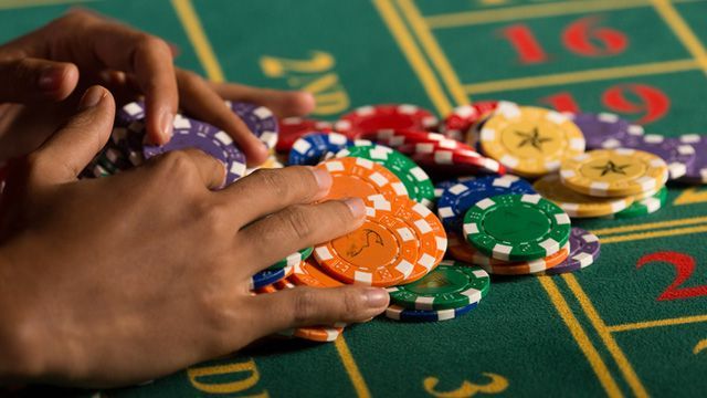 3 CARD FLY کھلاڑیوں کے لیے لائیو کیسینو سیکشن